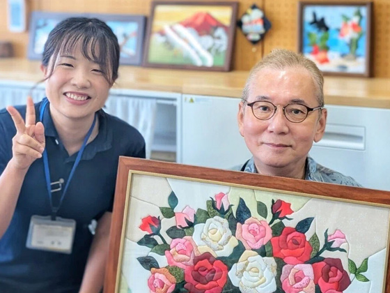 施設でキット制作を楽しむ利用者