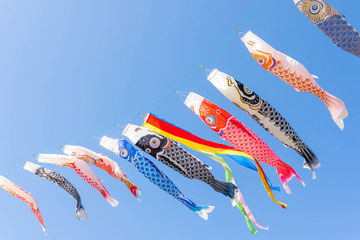 青空を泳ぐ鯉のぼり