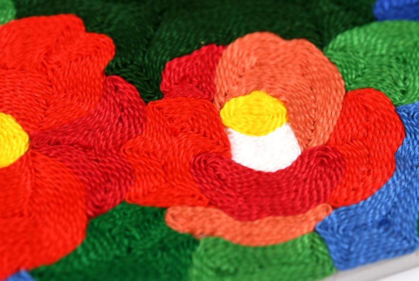刺繍糸の絵・椿と兼六園｜株式会社さくらほりきり