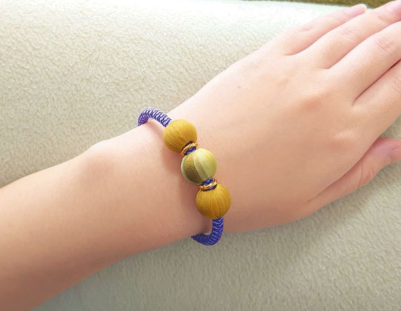 絹の巻玉ブレスレット（琥珀）