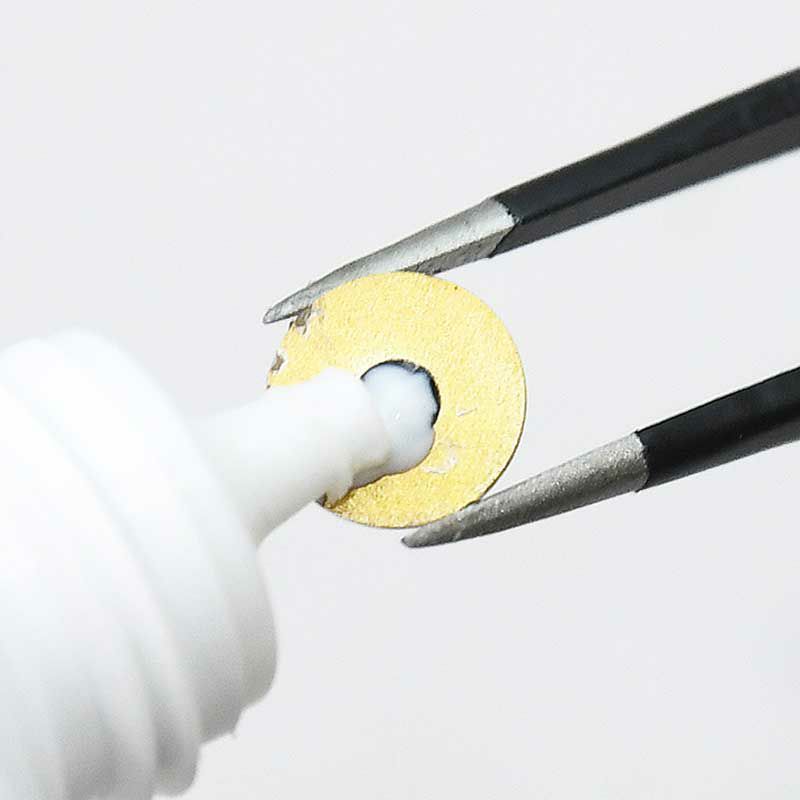 さまざまな素材に使え、小物の接着にも活躍