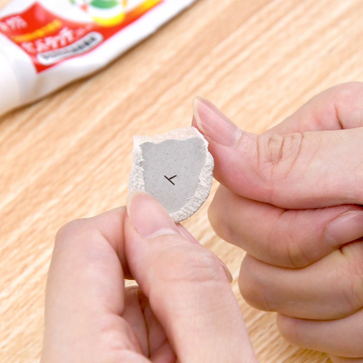 型抜き済みパーツを布でくるみます