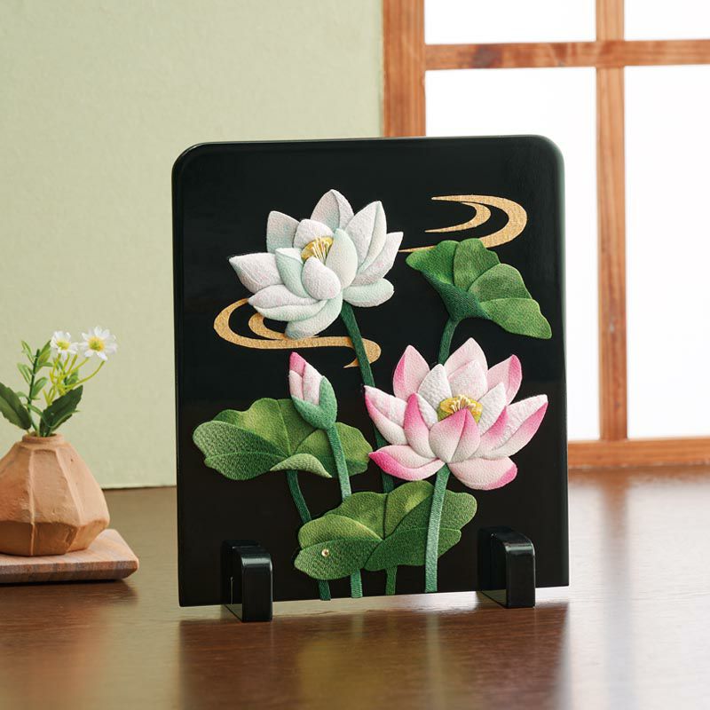 黒地の衝立に蓮が映えます