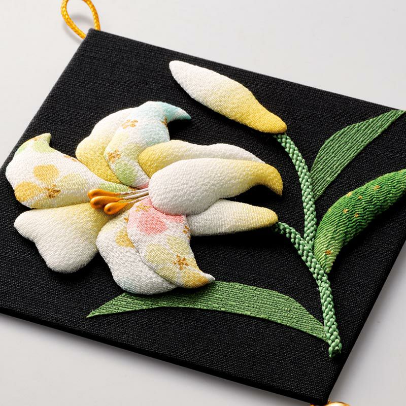 ふっくらとした押絵の花が黒地に映えます