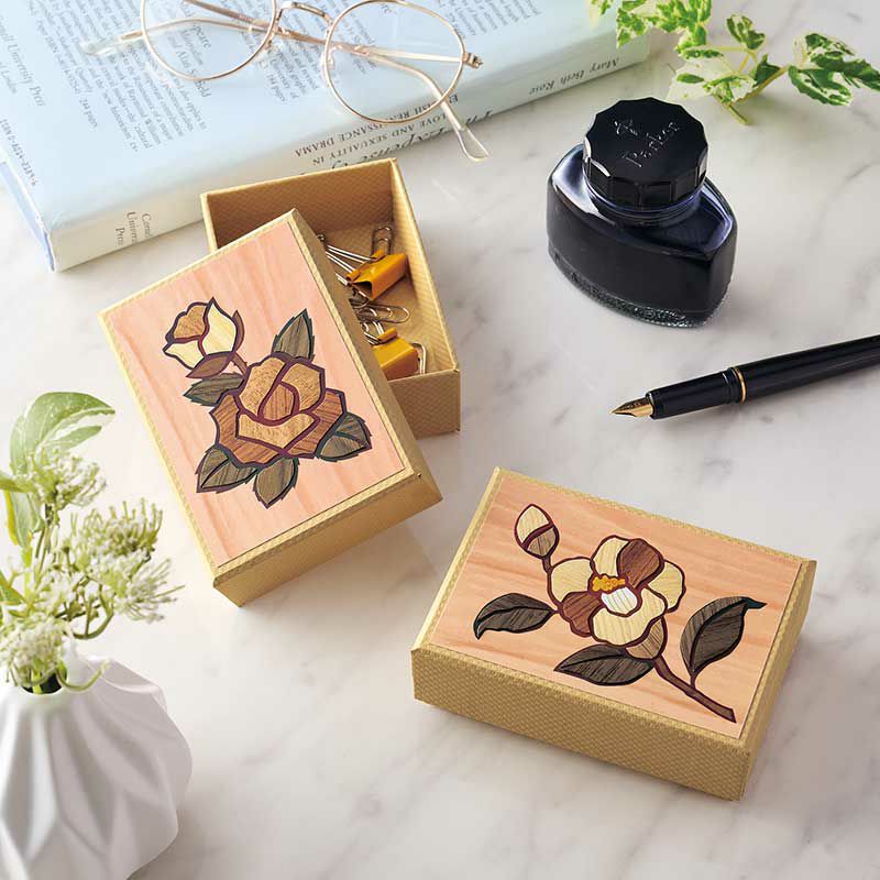 天然木で表現された花々が特徴的な小箱
