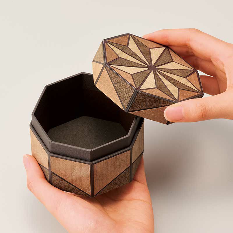 片手に収まるサイズで、小物を入れたり、お菓子を入れたり、お好みに合わせて使えます