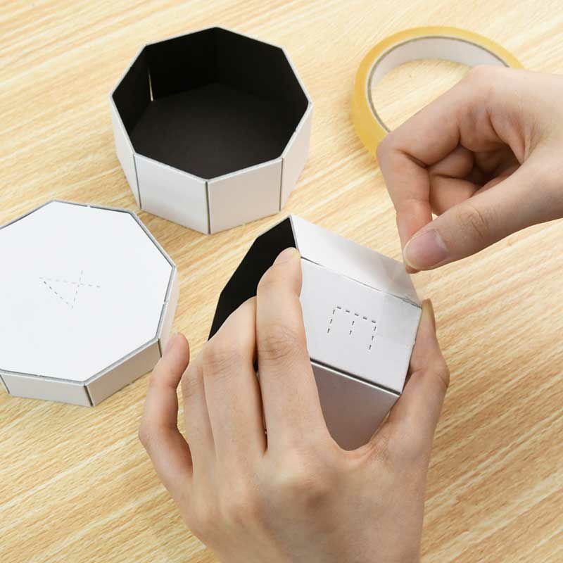 フタと本体をセロテープで貼って組み立て、周りにスティックのりで洋紙を貼ります