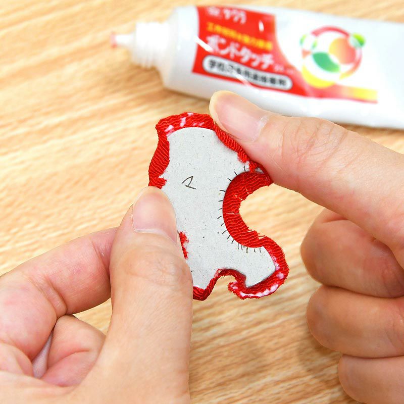 型抜きパーツをくるんで作ります