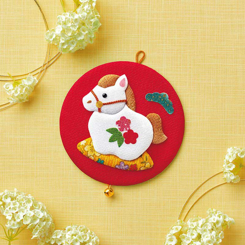 白馬の置き物をイメージした可愛らしいデザイン