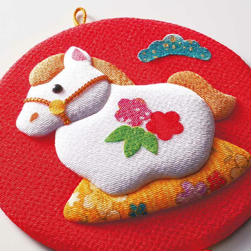 ふっくらとした押絵が赤い土台に映えます