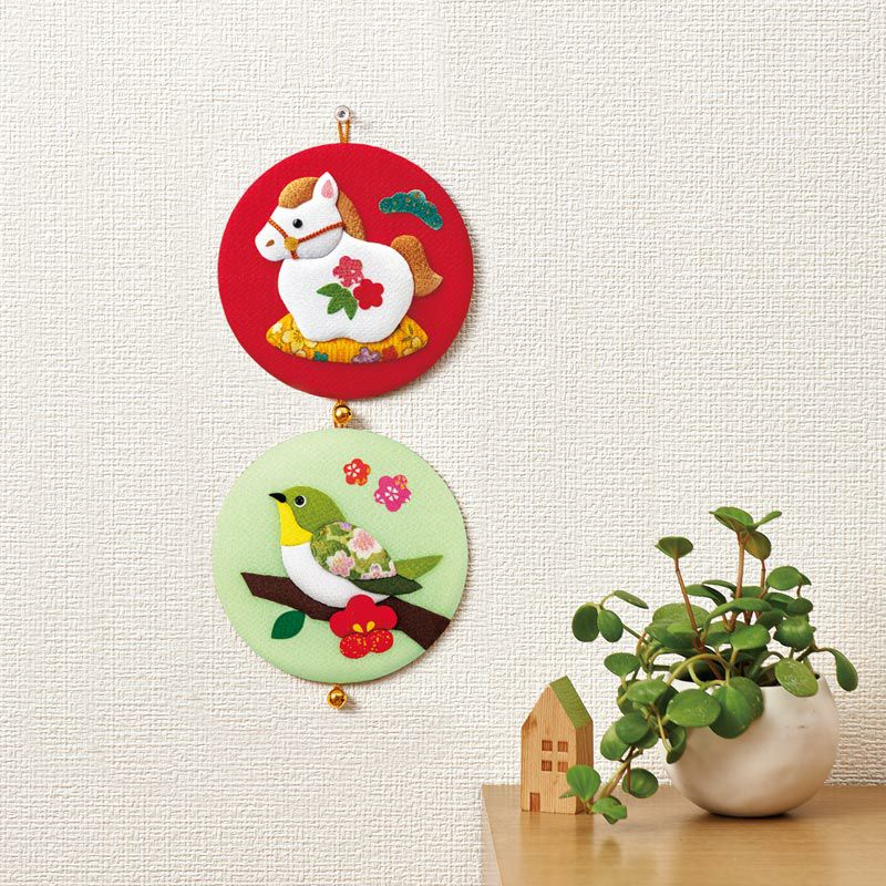 鈴に紐をかけて、繋げて飾れます