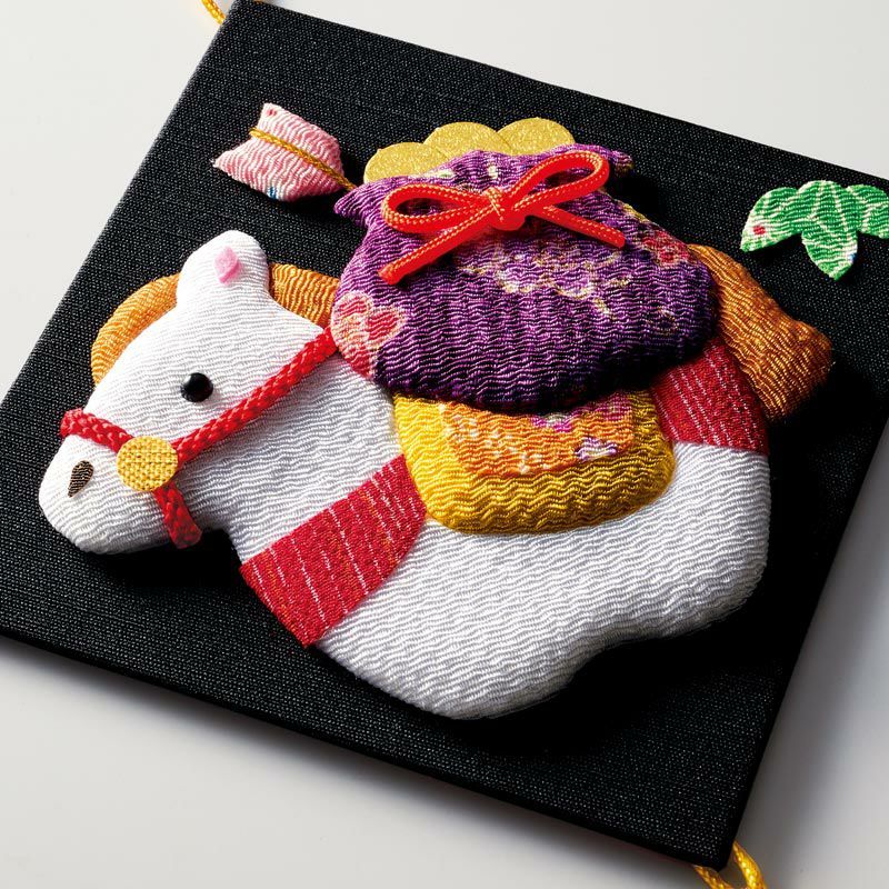 ふっくらとした押絵のうまが黒地に映えます