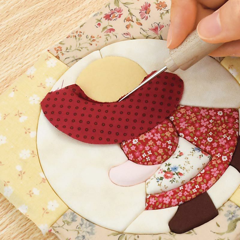 専用目打ちでミゾに布をなぞって入れる（きめこむ）だけで簡単に作ることができます