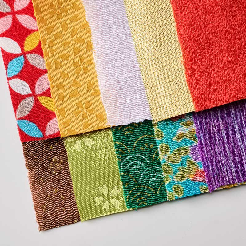 彩り豊かな10種類の布を使って仕上げます