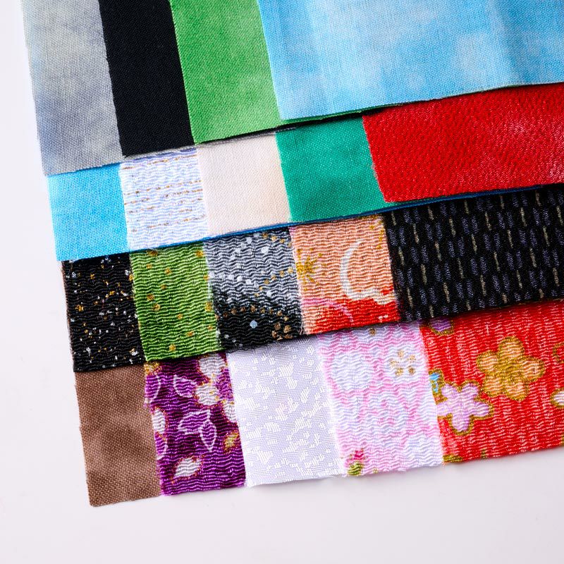 上質な国産ちりめん布やコットン布など多彩な布を17枚使用