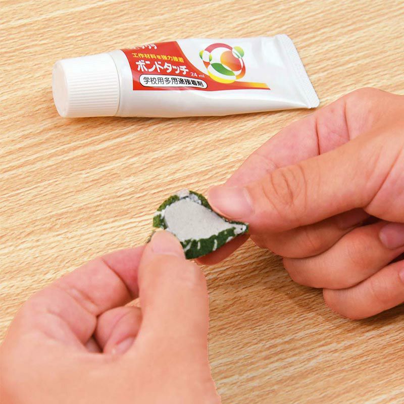 型抜き済みパーツを布でくるみます