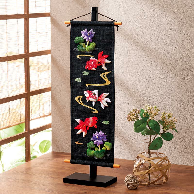 優雅に泳ぐ金魚がお部屋に涼を運びます