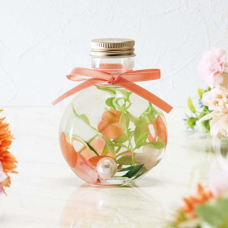 幸福感や安心感もたらしてくれる色合いのアプリコットピンク