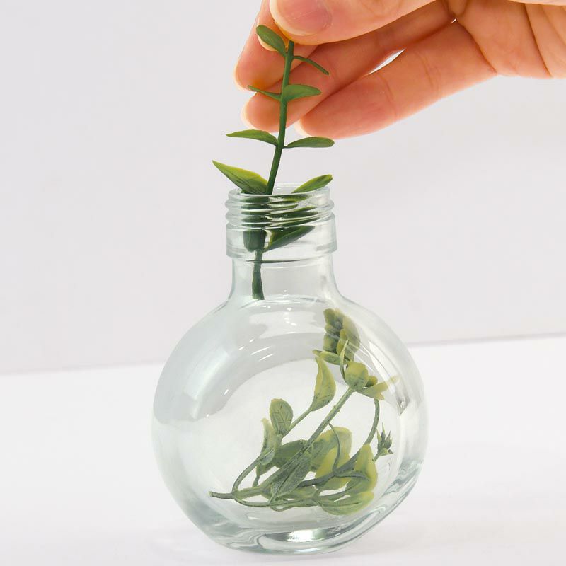 瓶に和紙や花材・パールを入れていきます