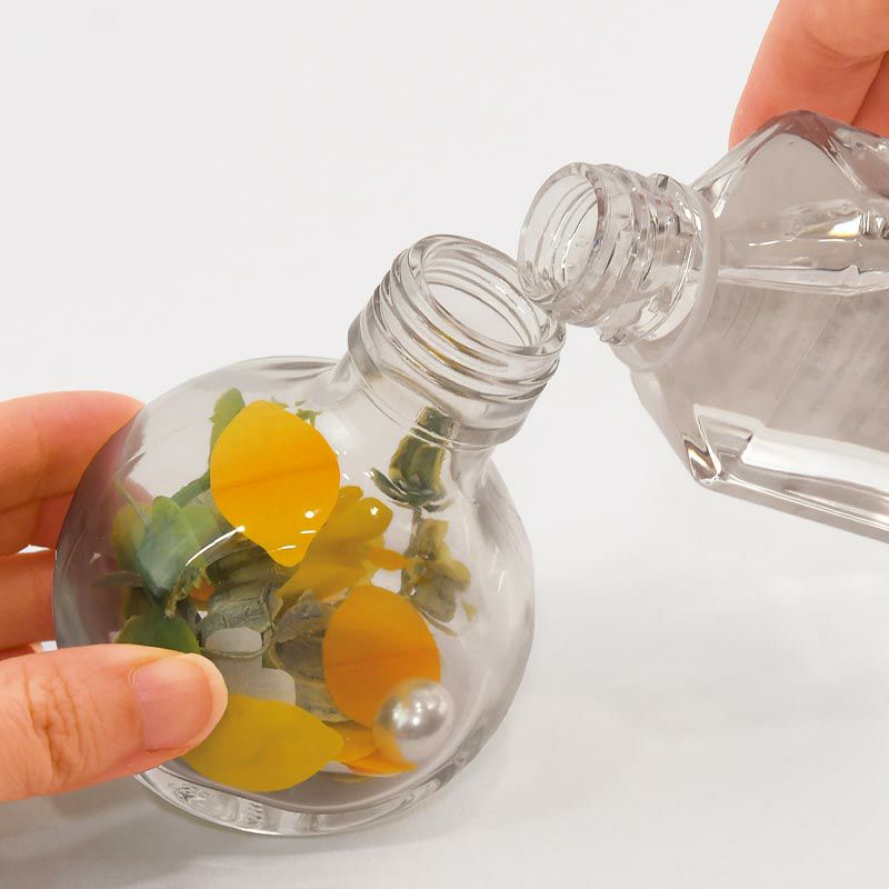 瓶にオイルを注ぎます