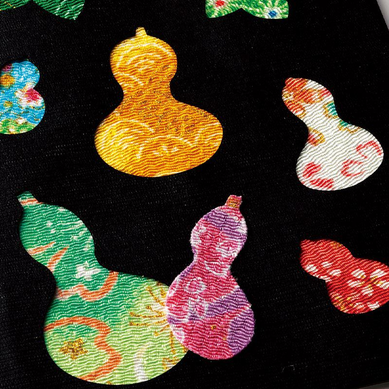 黒地に鮮やかなちりめん布が映えます