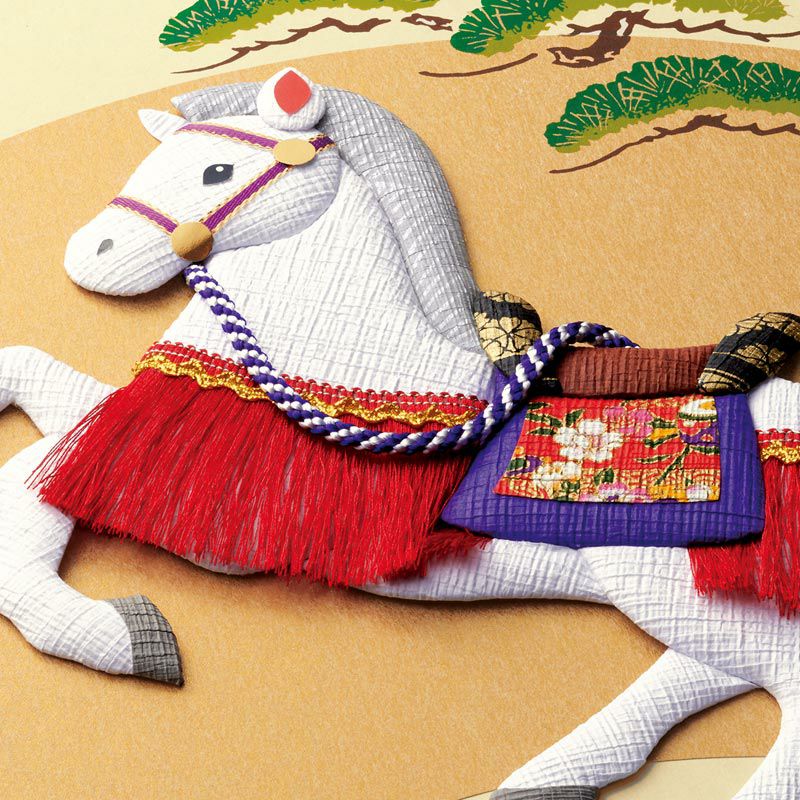 赤い房飾りと金の飾り紐で華やかな仕上がり