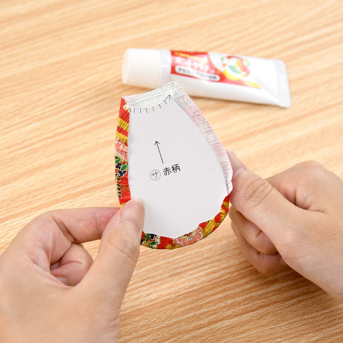 型抜き済みパーツを和紙でくるみます