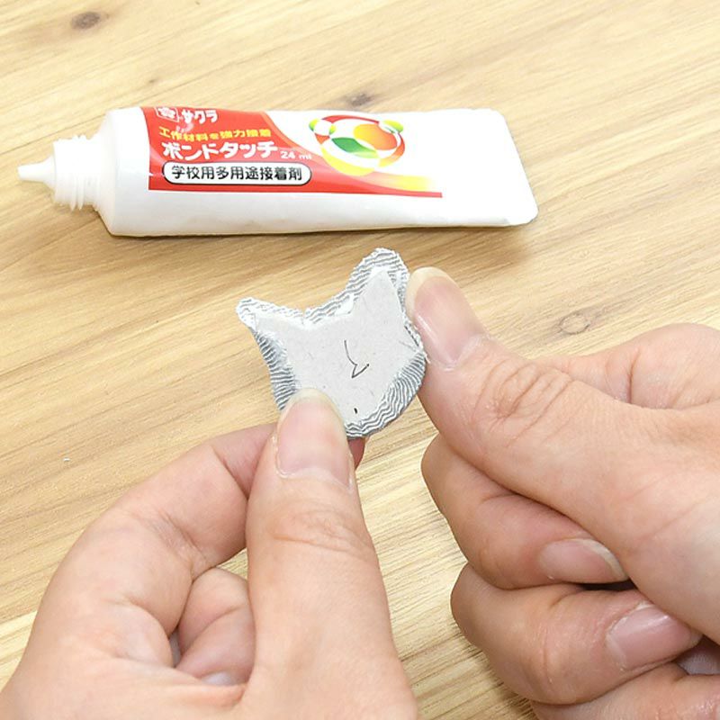 型抜きパーツをくるんで作ります