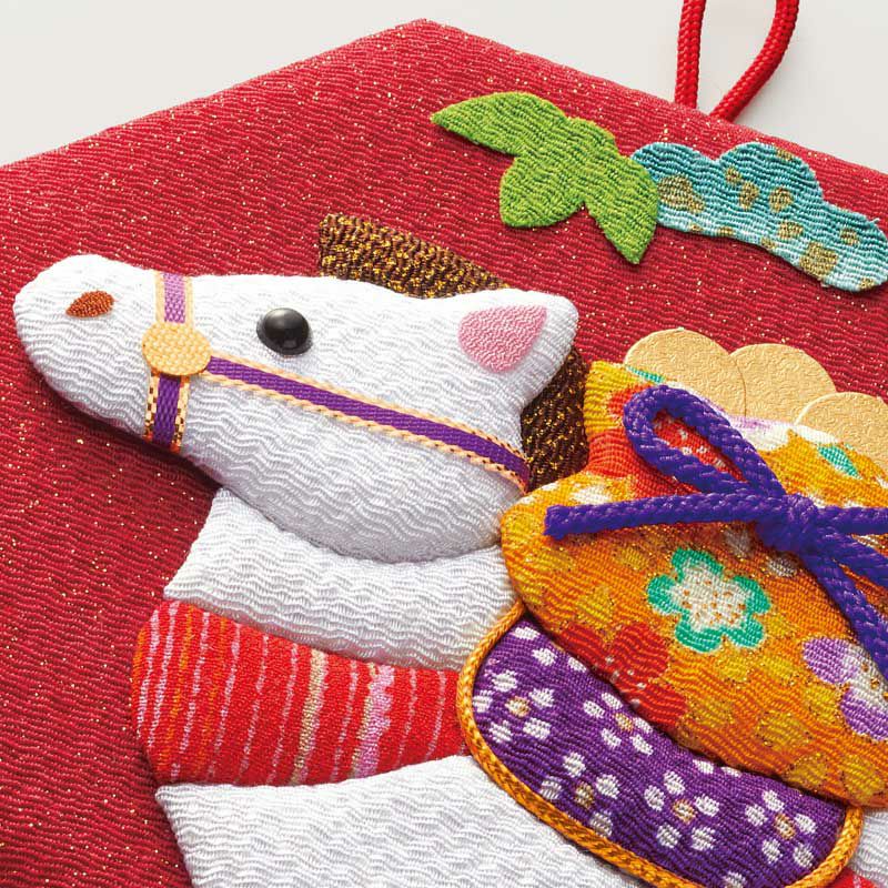 ふっくらとした押絵が赤い土台に映えます