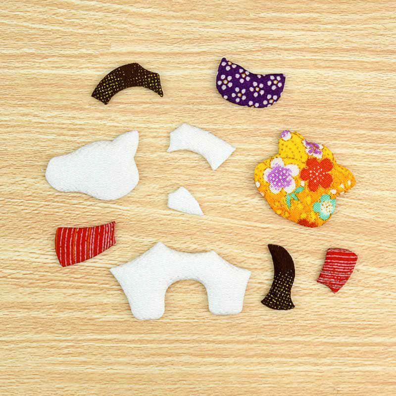 パーツの周囲を布ですべてくるみ下絵に貼っていくので、見本通りに作れます