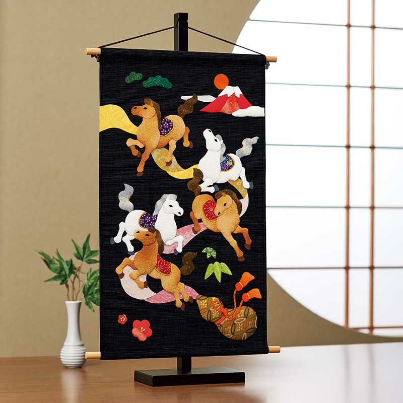 別売りのタペストリー用つるし台に掛けて飾れます