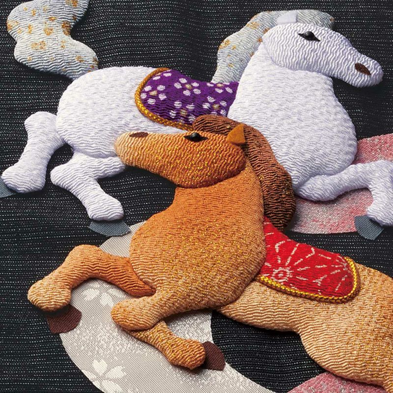 ふっくらとした押絵の馬が黒地に映えます