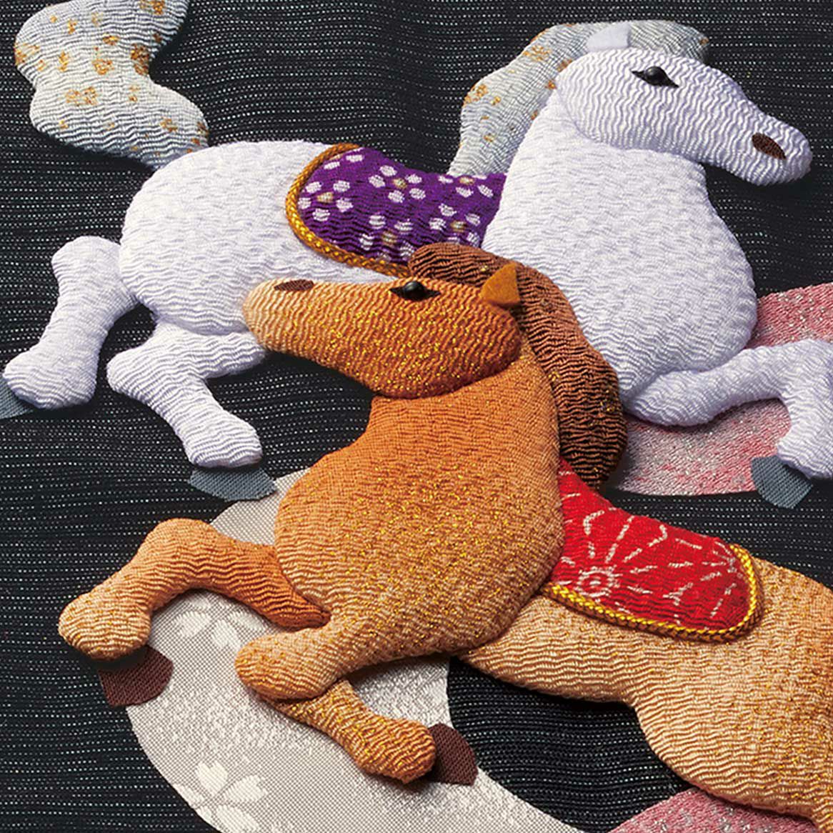 ふっくらとした押絵の馬が黒地に映えます