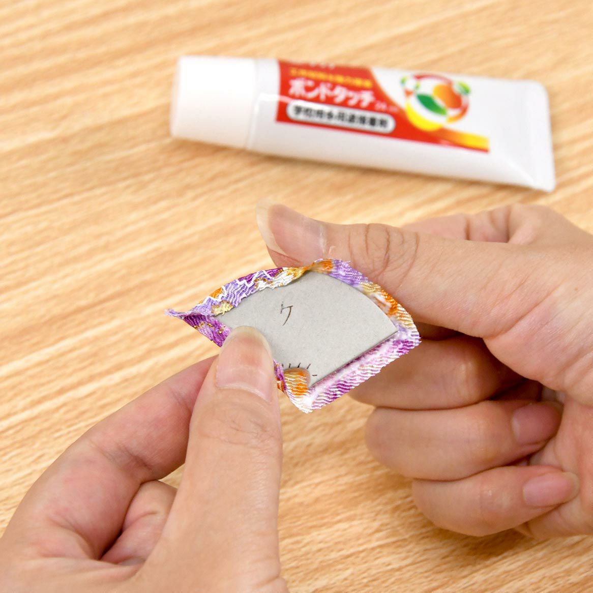 型抜き済みパーツをくるんで作ります