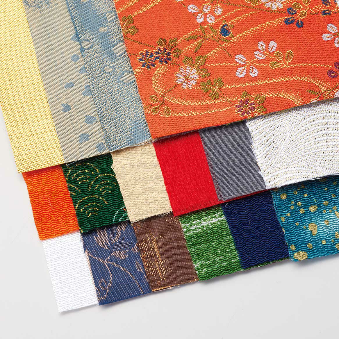 15枚の布を使用して勇ましい馬の姿を表現します