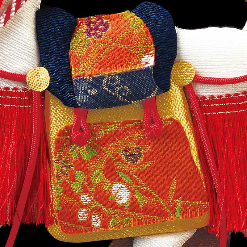 艶のある質感と吉祥花の柄が上品な金襴布を使用