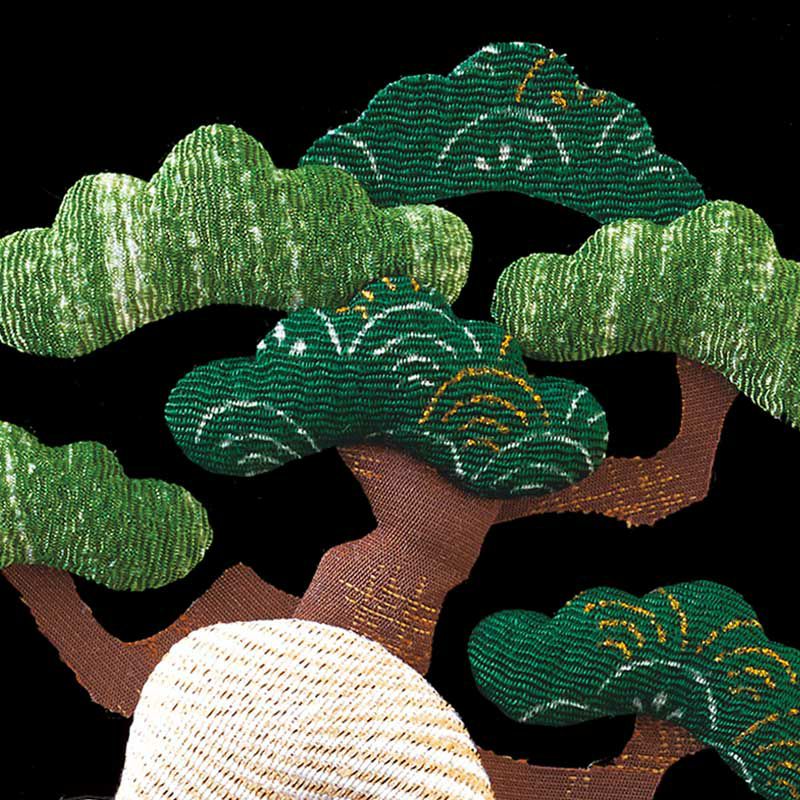 松には「不老長寿」「永遠の若さ」という花言葉があり、おめでたい機会に欠かせない存在です