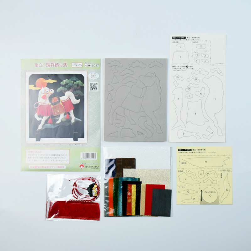 説明書(パーツ早見表)、ウレタン付きボール紙、布、両面シール型紙、小物