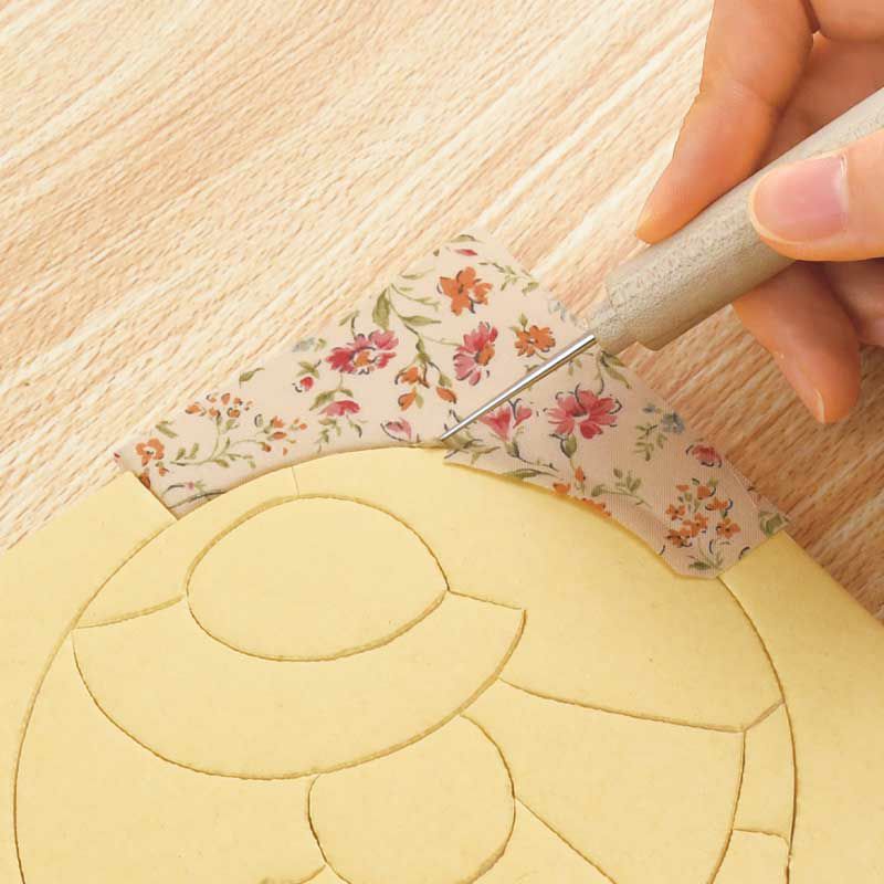 専用目打ちでミゾに布をなぞって入れる（きめこむ）だけで簡単に作ることができます