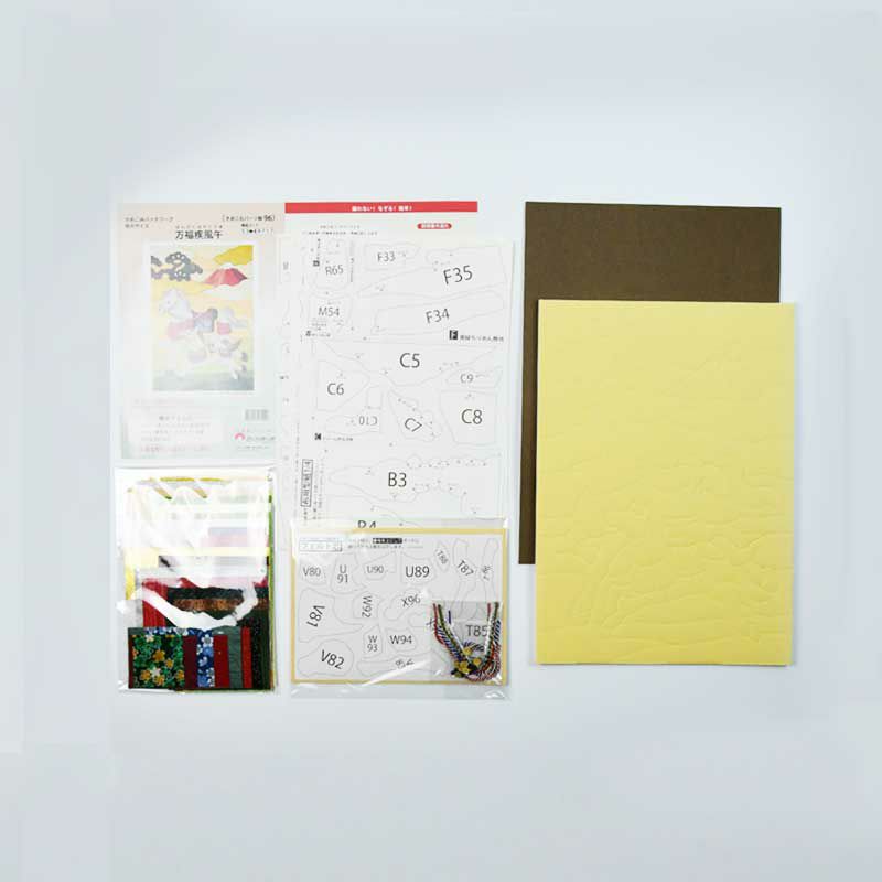 説明書、きめこみボード、裏板紙(茶色)、カラー見本、布用型紙、フェルト芯、布、小物