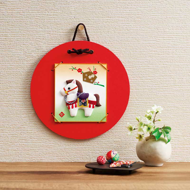 手軽なサイズとシンプルなデザインで飾る場所を選びません