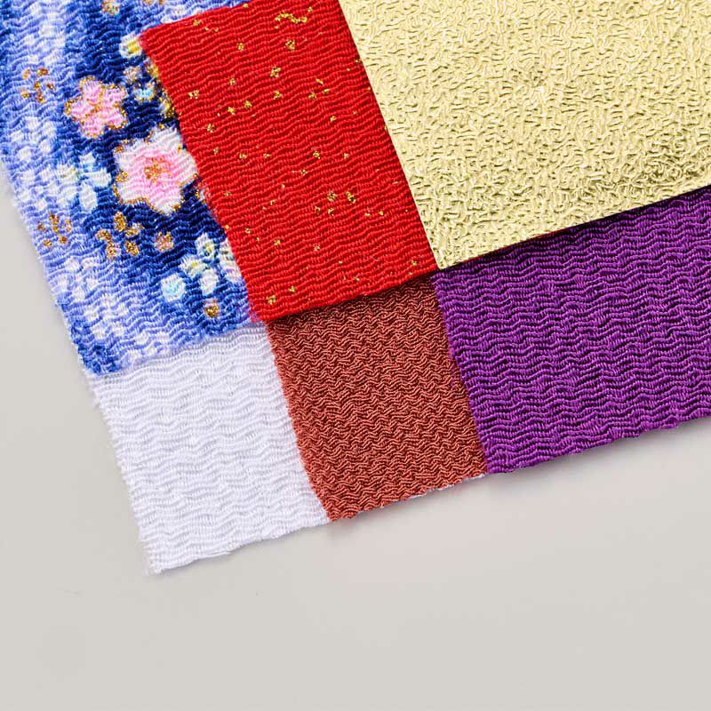 色鮮やかなちりめん布を5枚、華やかな金紙を1枚使って作ります