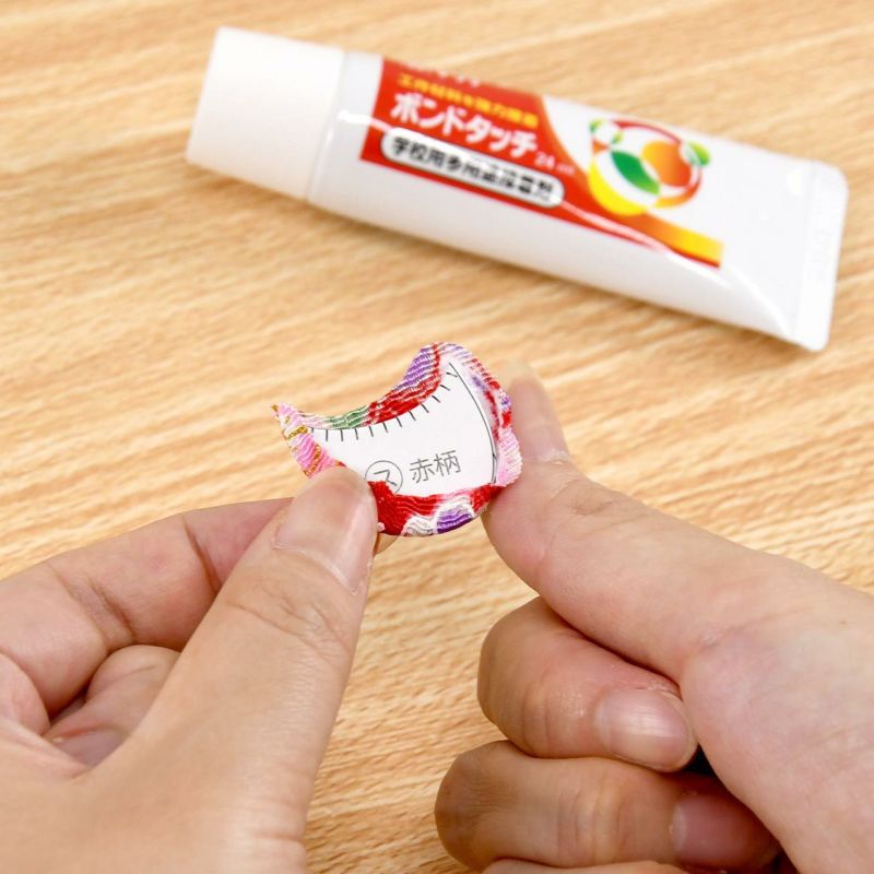 型抜き済みパーツをくるんで作ります