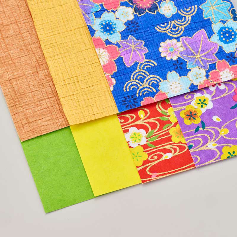 ちりめん(しわ)加工した手染めの和紙を7枚使用