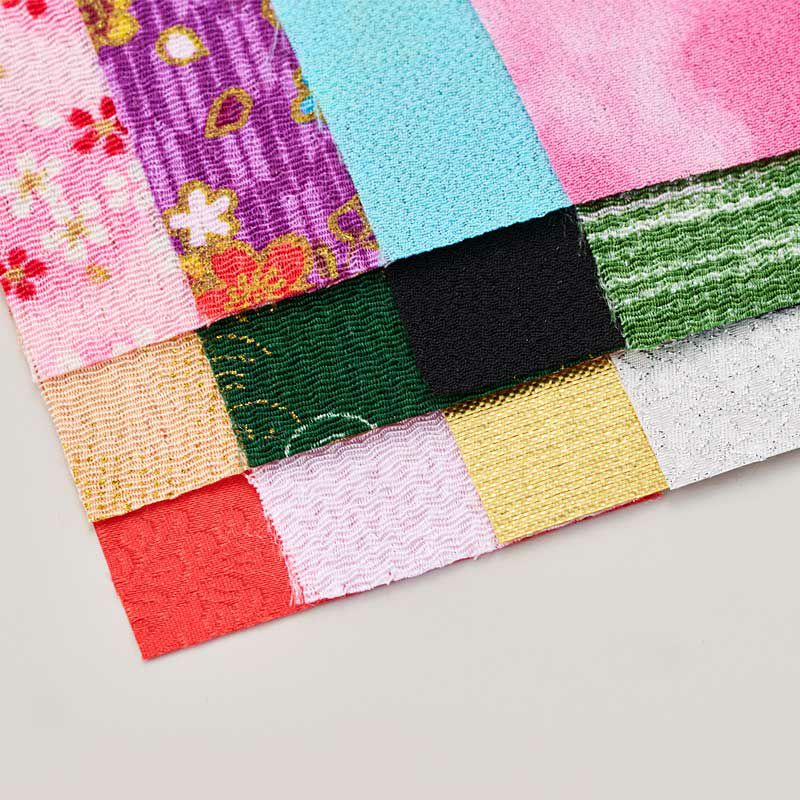 色鮮やかなちりめん布やジャガード生地を12枚使って作ります