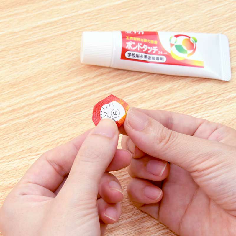 型抜き済みパーツをくるんで作ります