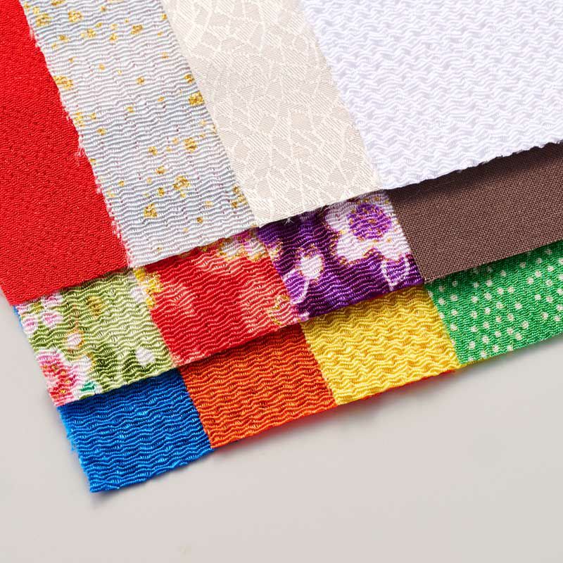 14枚の色鮮やかなちりめん布やジャガード生地を使います