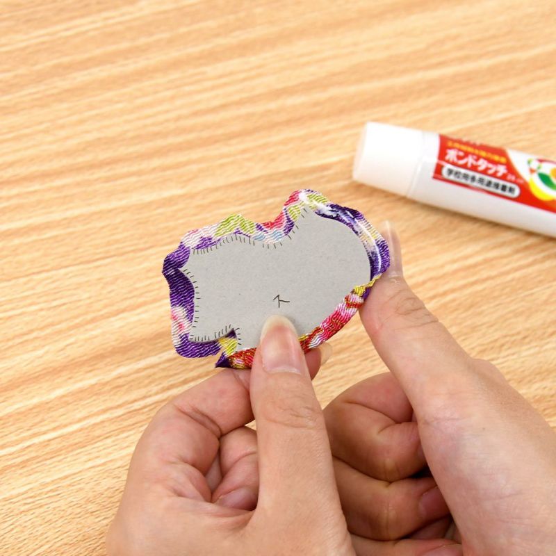 型抜き済みパーツをくるんで作ります