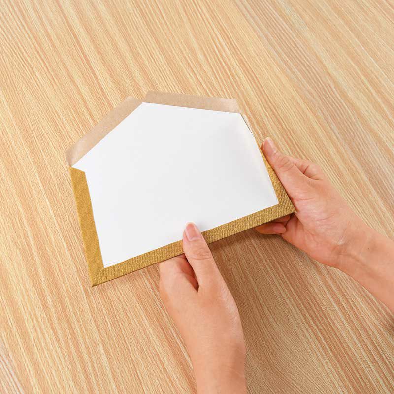 土台となる絵馬も布をくるんで手作りします