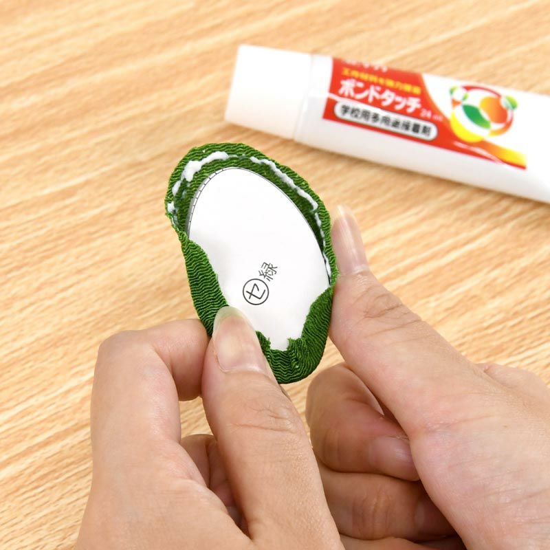 型抜き済みパーツをくるんで作ります